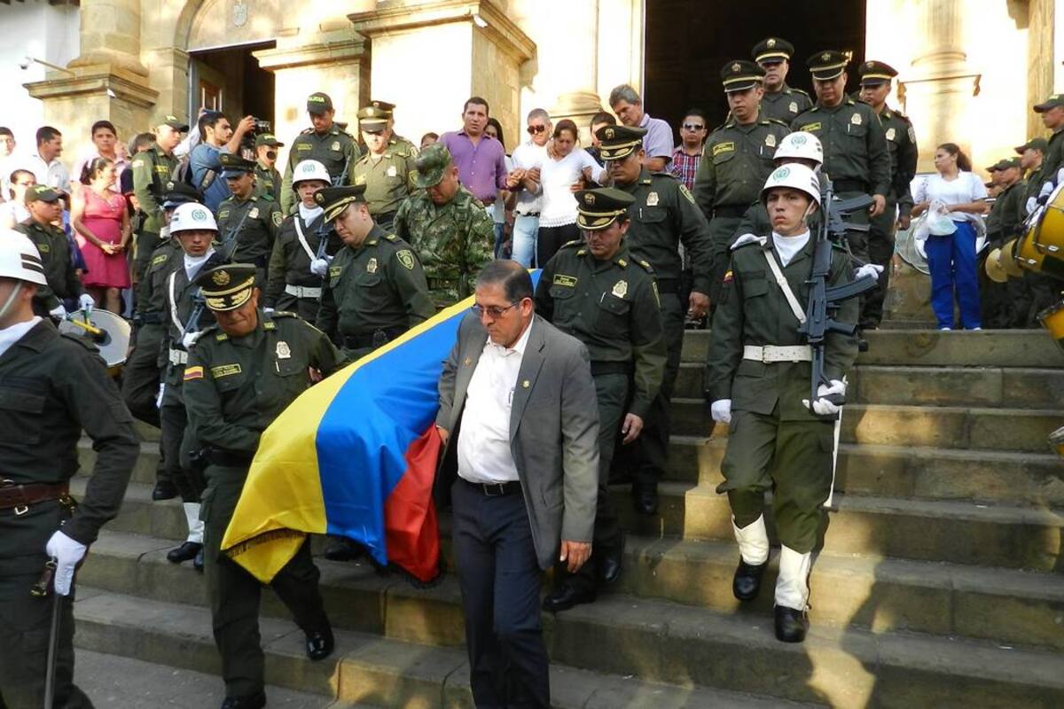 El alcalde del Socorro, Humberto Corzo Galvis, el B.G. Jaime Vega Álvarez, El Coronel Jesús Edilson Paredes Barreto, el T.C. Juan José Guzmán Ramírez, despidieron al subteniente Jorge E. Alzate Patiño. (Foto: Luis Fernando Martínez Vargas/VANGUARDIA LIBERAL)
