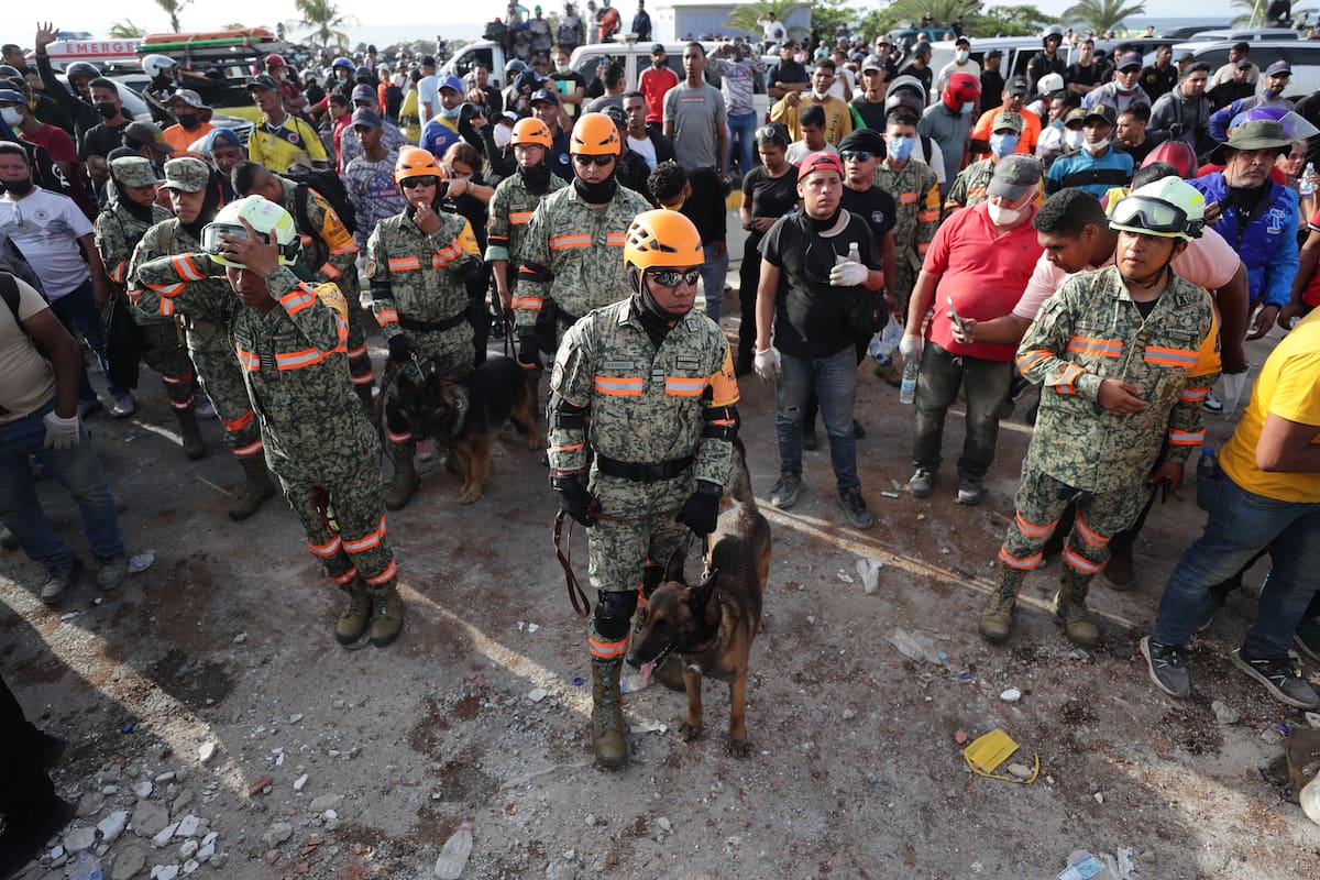 AME5030. LA GUAIRA (VENEZUELA), 26/06/2026.- Rescatistas del Ejercito de México se preparan para realizar labores de búsqueda en un edificio afectado por un terremoto este viernes, en La Guaira (Venezuela). El ministro de Interior de Venezuela, Diosdado Cabello, anunció la restricción del acceso al estado La Guaira (norte, cercano a Caracas), el más afectado por los terremotos, a partir de las 20.00 horas locales (00.00 GMT) de este viernes. EFE/ Ronald Peña R