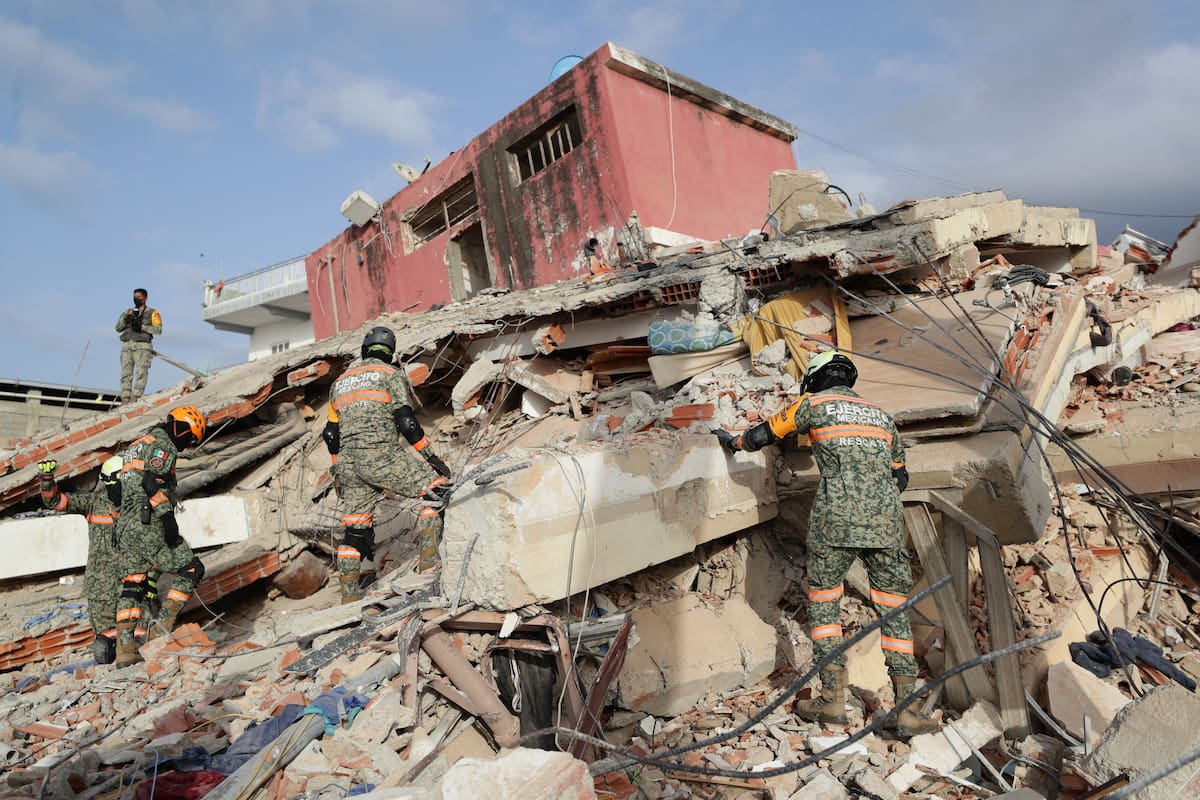 Edificios colapsados y comunidades enteras destruidas reflejan la magnitud de los daños provocados por los terremotos que golpearon el norte de Venezuela. EFE/ Ronald Peña R
