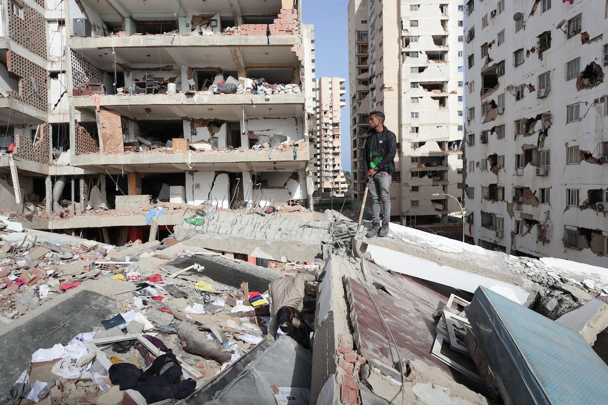 AME5030. LA GUAIRA (VENEZUELA), 26/06/2026.- Un hombre observa sobre un edificio afectado por un terremoto este viernes, en La Guaira (Venezuela). El ministro de Interior de Venezuela, Diosdado Cabello, anunció la restricción del acceso al estado La Guaira (norte, cercano a Caracas), el más afectado por los terremotos, a partir de las 20.00 horas locales (00.00 GMT) de este viernes. EFE/ Ronald Peña R