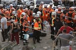 Más de 2.300 rescatistas llegan a Venezuela tras devastador terremoto