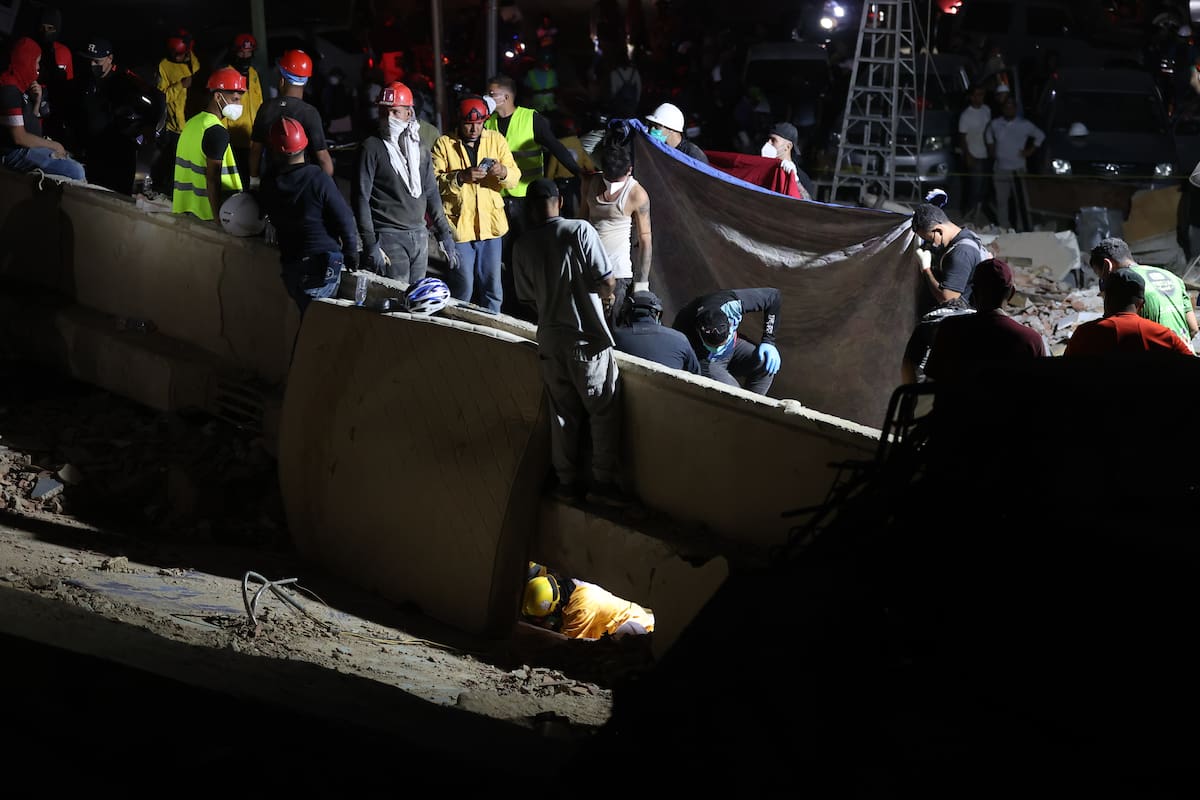 AME5030. LA GUAIRA (VENEZUELA), 26/06/2026.- Personas realizan labores de búsqueda en una zona afectada por un terremoto este viernes, en La Guaira (Venezuela). El ministro de Interior de Venezuela, Diosdado Cabello, anunció la restricción del acceso al estado La Guaira (norte, cercano a Caracas), el más afectado por los terremotos, a partir de las 20.00 horas locales (00.00 GMT) de este viernes. EFE/ Ronald Peña R
