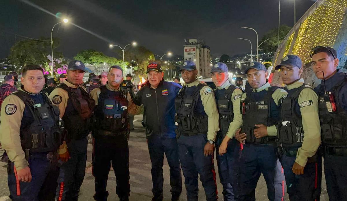 Fotografía tomada de la cuenta en X @ConElMazoDando del ministro de Interior, Justicia y Paz de Venezuela Diosdado Cabello Rondón posando con miembros de seguridad del Estado este martes, durante un patrullaje por Caracas (Venezuela). EFE/ @ConElMazoDando /SOLO USO EDITORIAL/ SOLO DISPONIBLE PARA ILUSTRAR LA NOTICIA QUE ACOMPAÑA (CRÉDITO OBLIGATORIO)