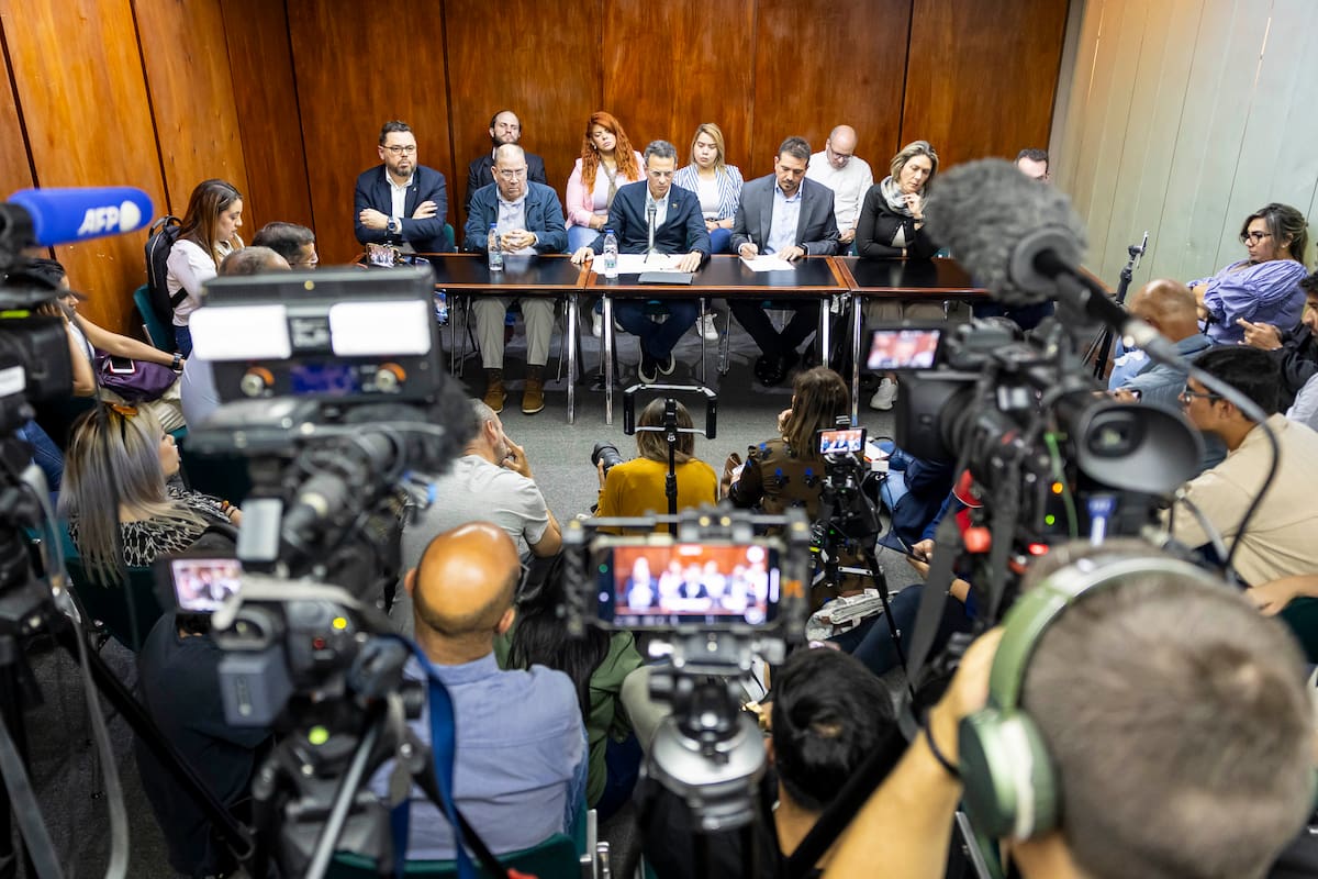 El parlamentario opositor, Henrique Capriles (c), habla en una rueda de prensa este lunes, en Caracas (Venezuela). EFE/ Miguel Gutiérrez