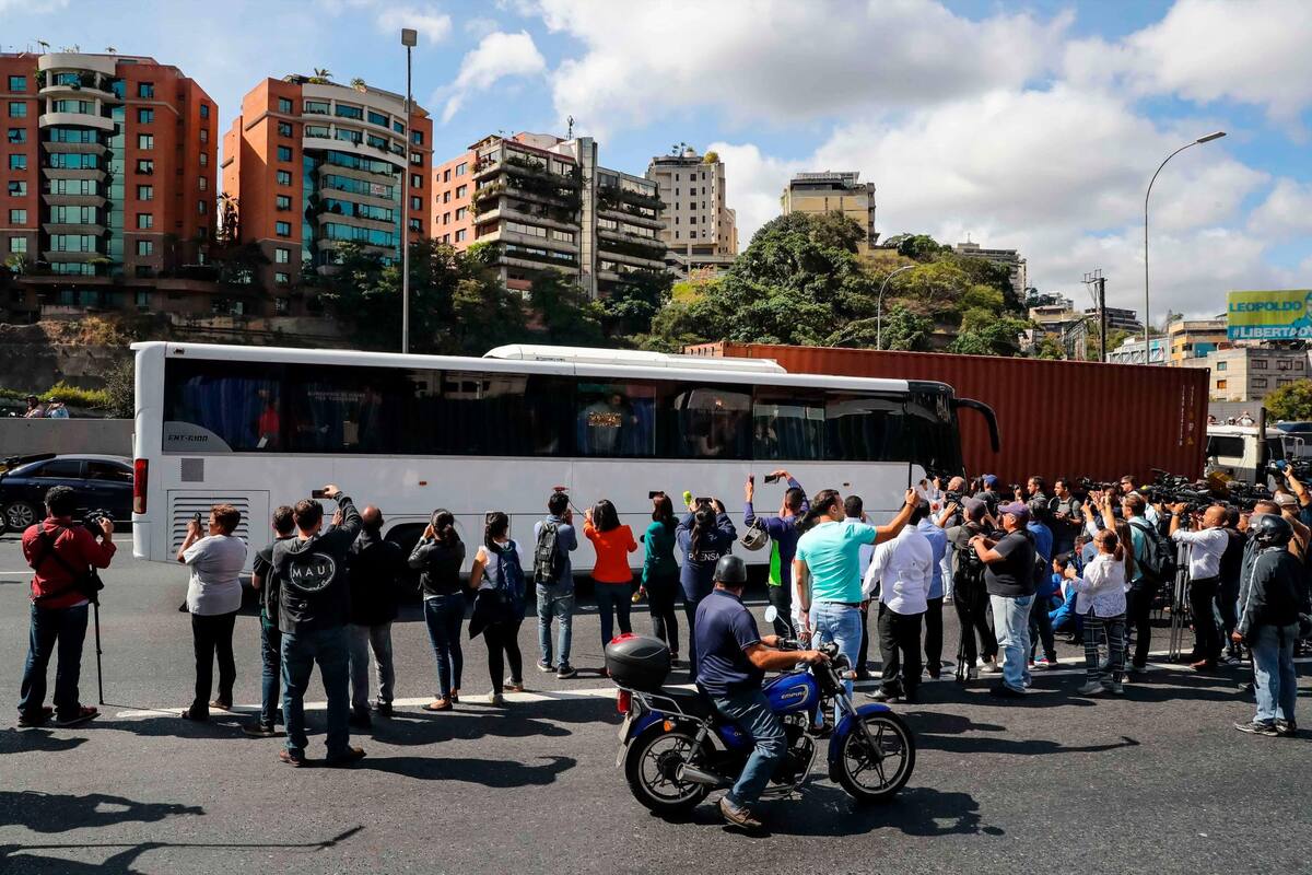 Diputados venezolanos viajan en tres autobuses hacia Cúcuta