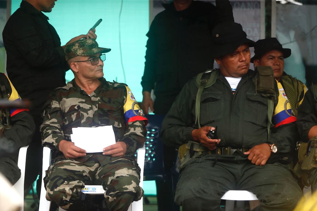 Foto de alias "Iván Mordisco" (i), comandante general de la disidencia de las FARC, y el comandante alias "Calarca". EFE/ Ernesto Guzmán