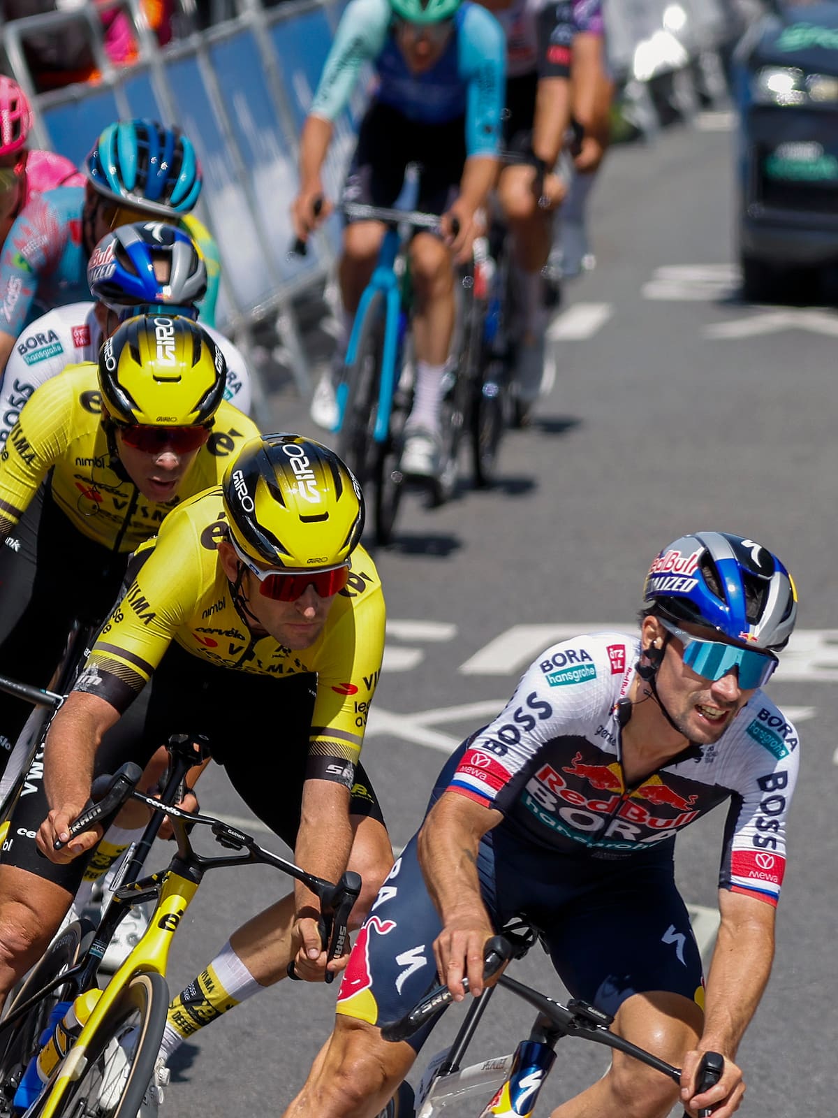 SAN SEBASTIÁN (ESPAÑA), 02/08/2025.- El esloveno Primoz Roglic (c) a su paso por el bulevar donostiarra durante la prueba ciclista Clásica San Sebastián, de 211,4 kilómetros, este sábado en la capital guipuzcoana. EFE/Juan Herrero.