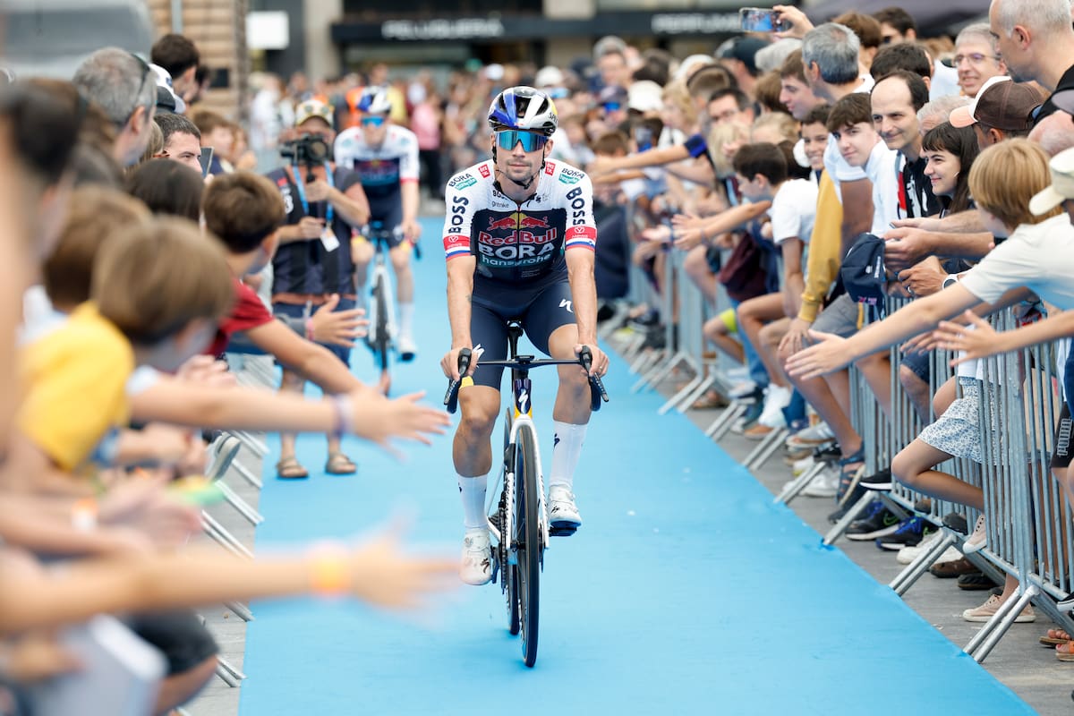 SAN SEBASTIÁN (ESPAÑA), 02/08/2025.- El corredor esloveno, Primoz Roglic (c), durante el control de firmas de la prueba ciclista Clásica San Sebastián, de 211,4 kilómetros, este sábado en la capital guipuzcoana. EFE/Juan Herrero.