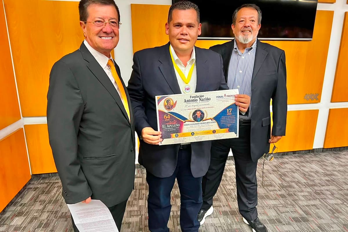 Dlougas Hernández, presidente de la Federación Nacional de Prensa; Jerson Colmenares, periodista homenajeado y Ricardo López. Suministrada / VANGUARDIA