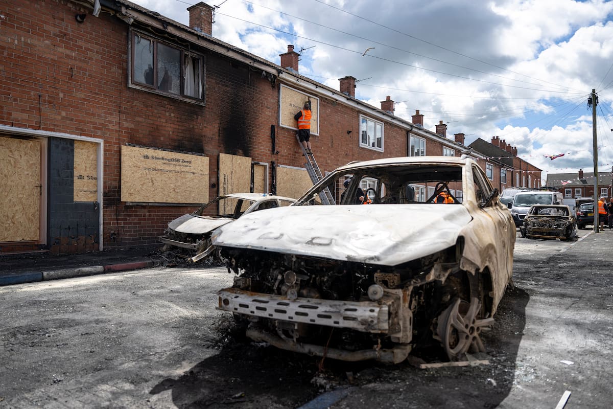 Las protestas contra la inmigración estallaron en Belfast, la capital de Irlanda del Norte en el Reino Unido, tras un ataque con cuchillo que dejó a un hombre gravemente herido.