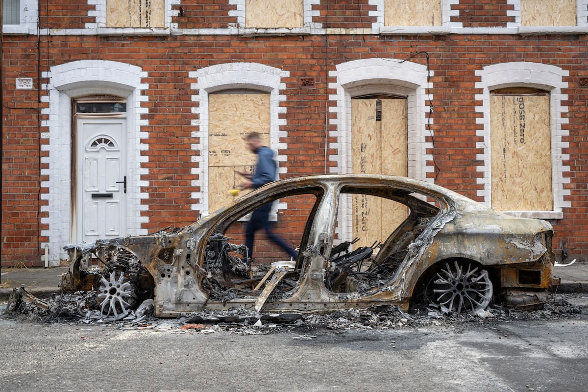 El incidente en Belfast desencadenó manifestaciones en varias partes de la ciudad, con algunas protestas que escalaron a la violencia. Un sudanés intentó decapitar a un residente de Belfast.