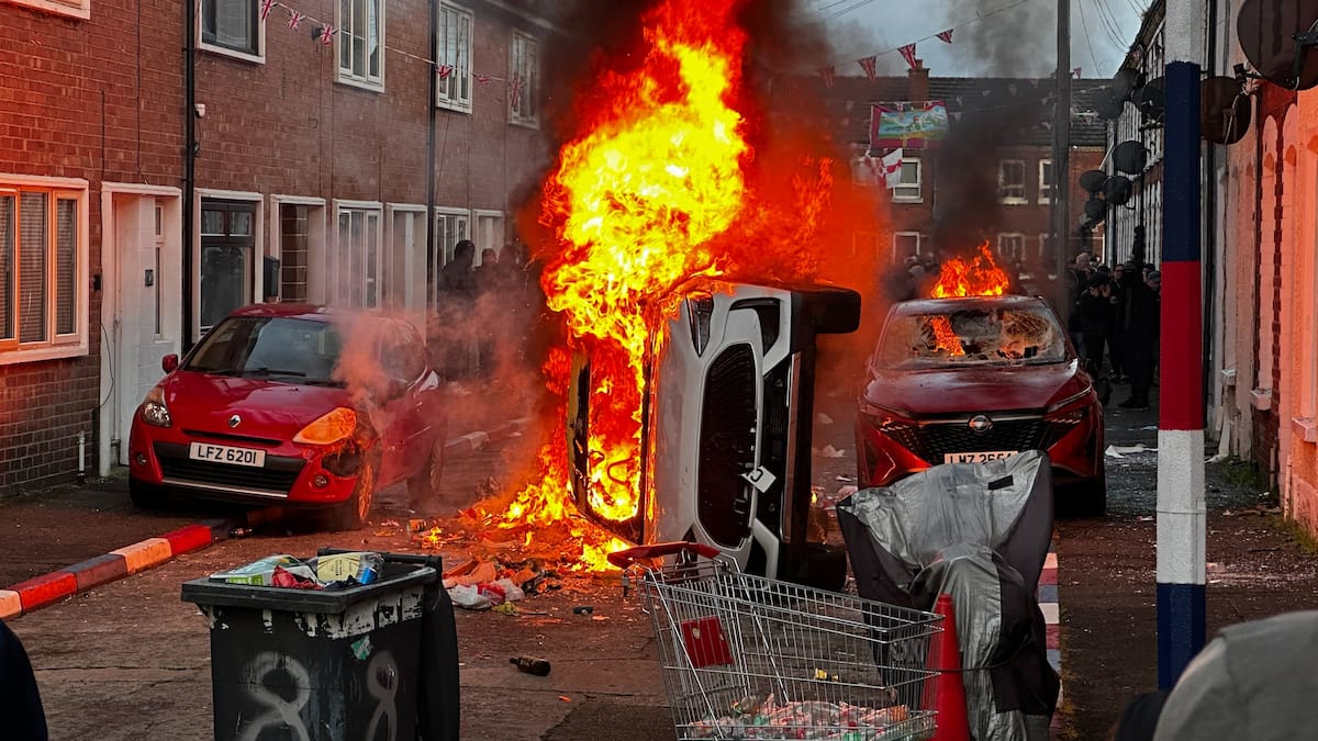 Un violento ataque con arma blanca que dejó a una víctima gravemente herida desencadenó violencia antiinmigrante en varias partes del norte de Irlanda.