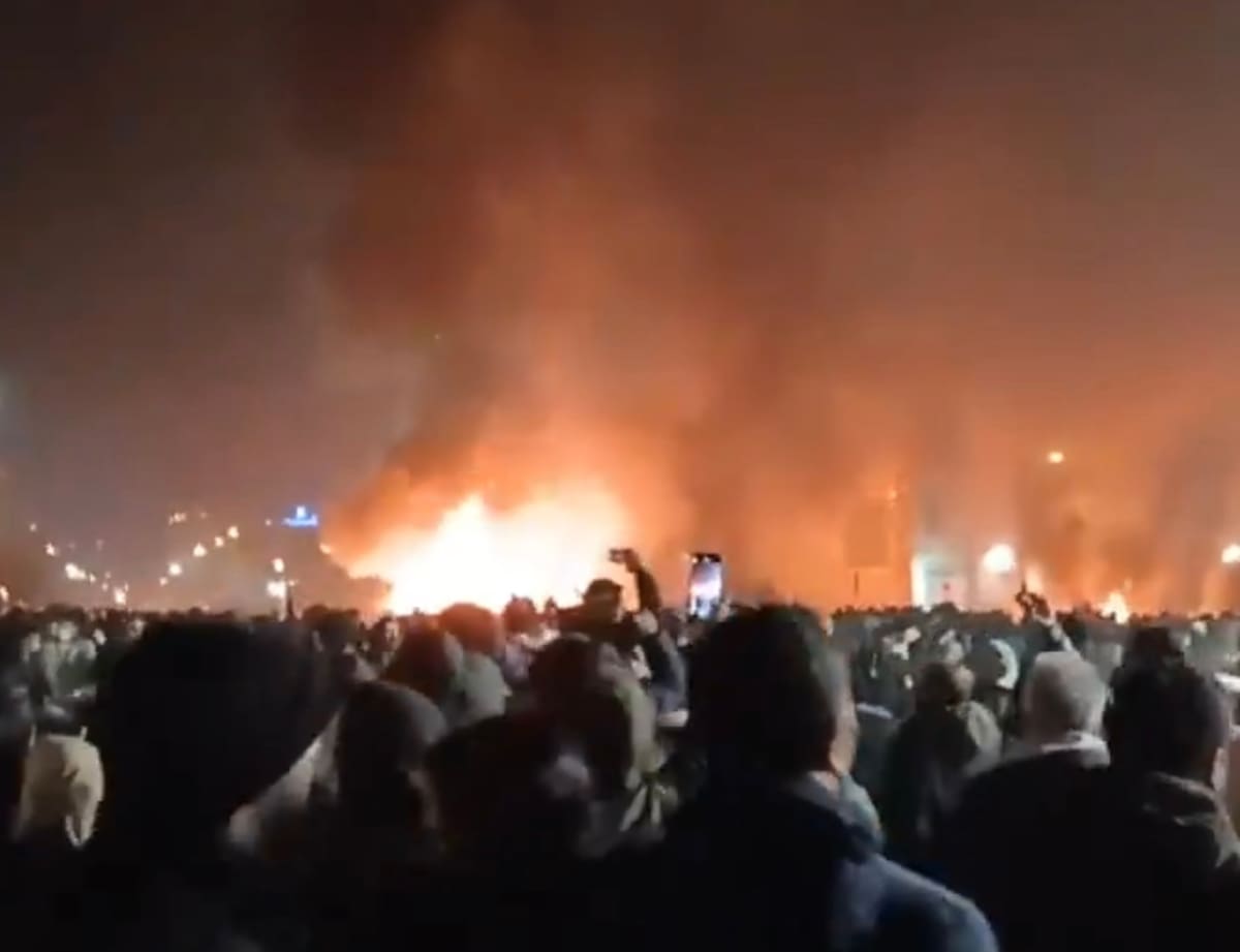 Disturbios en Irán: incendios se registran durante protestas. // captura de pantalla de video en X