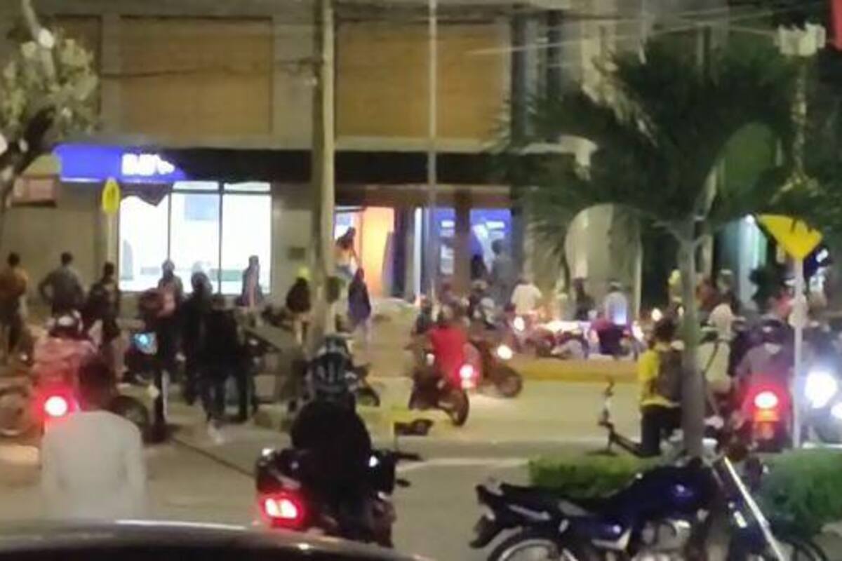Nuevos disturbios se registran en la noche de este miércoles en Bucaramanga Foto: Captura de video