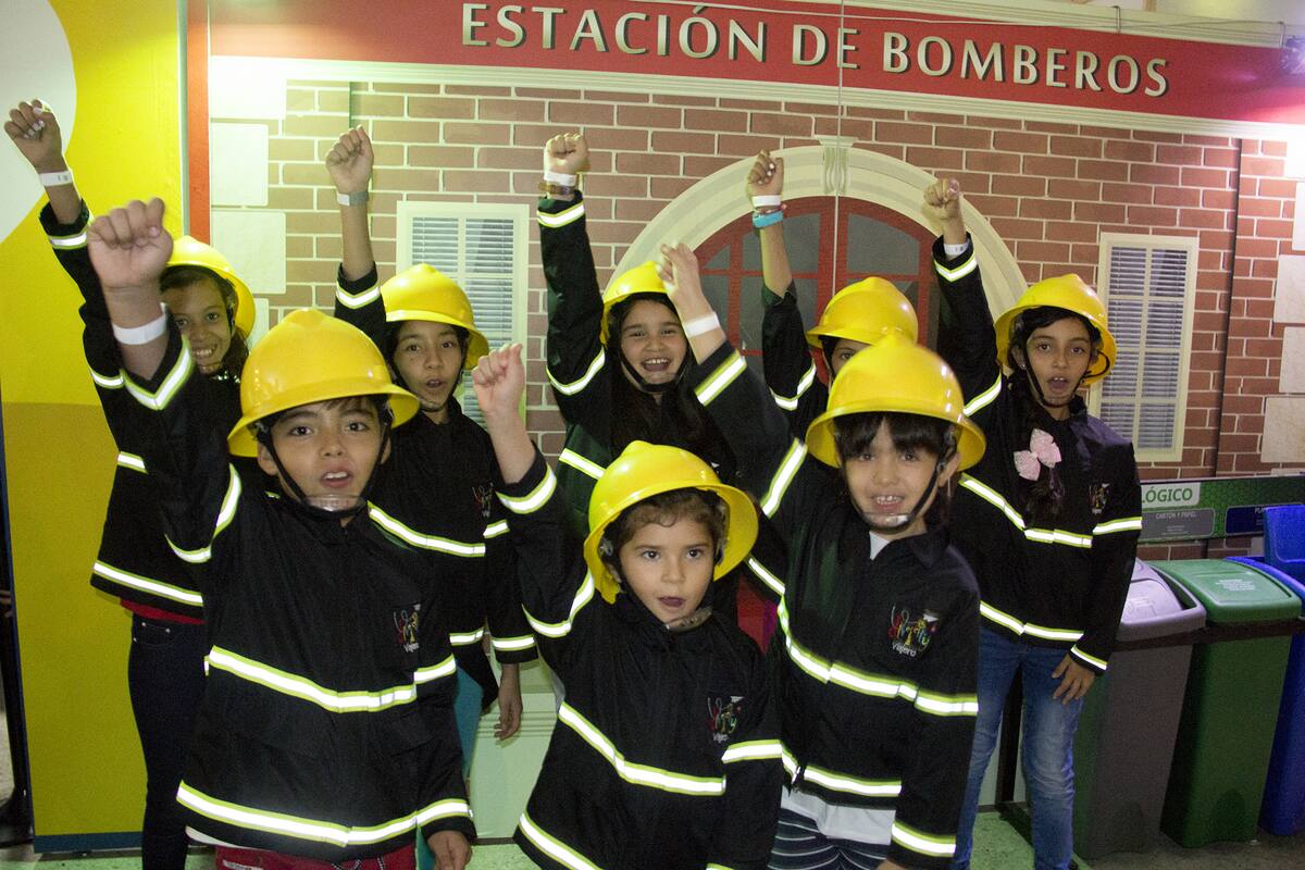 Podrá ver a sus niños con uniformes y hasta ‘conduciendo’ de manera simbólica las máquinas de uno de los organismos de socorro más importantes de la ciudad: el Cuerpo de Bomberos. Aunque se trata de un espacio divertido, en últimas los pequeños ‘se la tomarán en serio’. Y es que, con sus minibrigadas contraincendios, ellos se sentirán como parte de la institución.