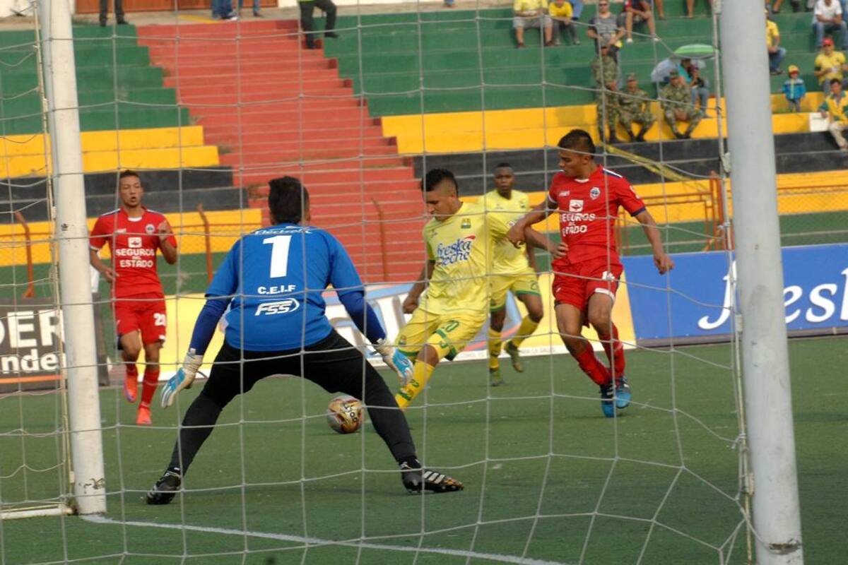 Los atacantes del Atlético están divorciados con el gol. Solo marcaron cuatro tantos en los últimos siete partidos. (Foto: Jaime Del Río / VANGUARDIA LIBERAL)