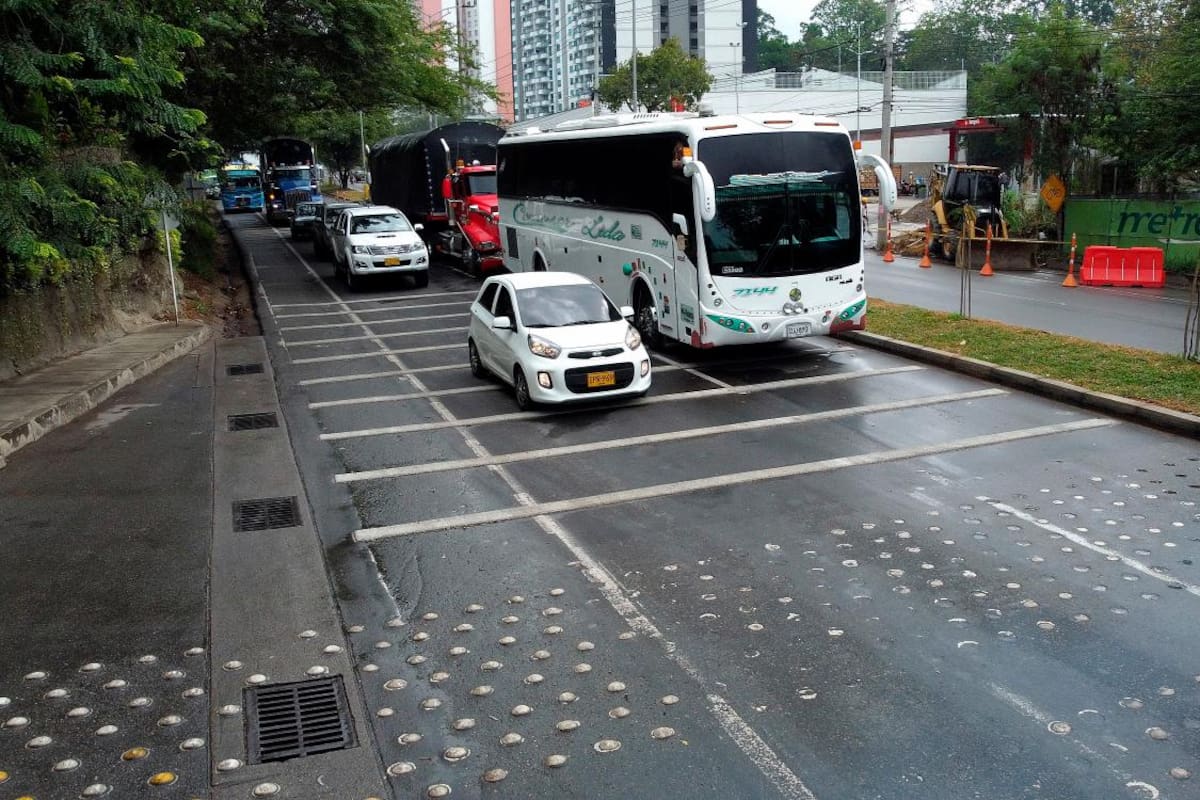 No paran las críticas por los reductores de velocidad instalados hace una semana en unos tramos del Anillo Vial. Los conductores aseguran que estas obras frenan la movilidad y, por ende, hacen más traumático el paso de vehículos por este importante trayecto vial del área metropolitana. (Foto: Miguel Vergel / VANGUARDIA)