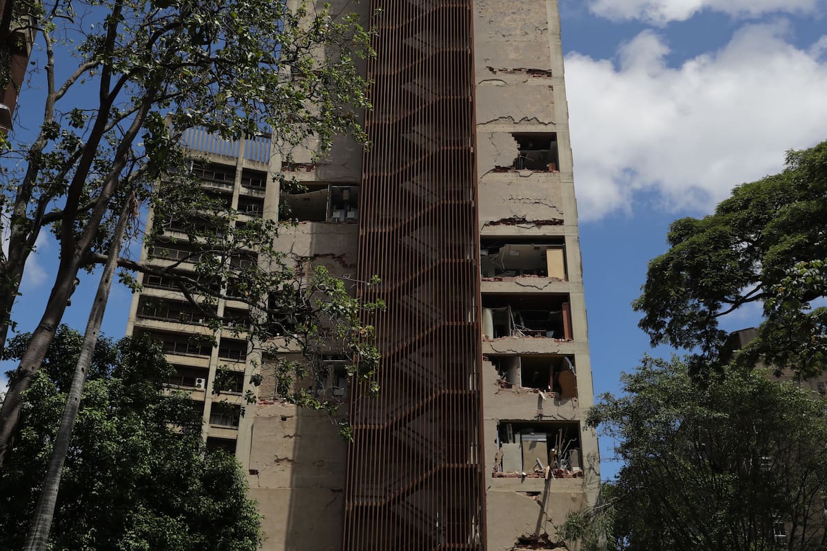 Fotografía que muestra una edificación afectada este miércoles, en Caracas (Venezuela).