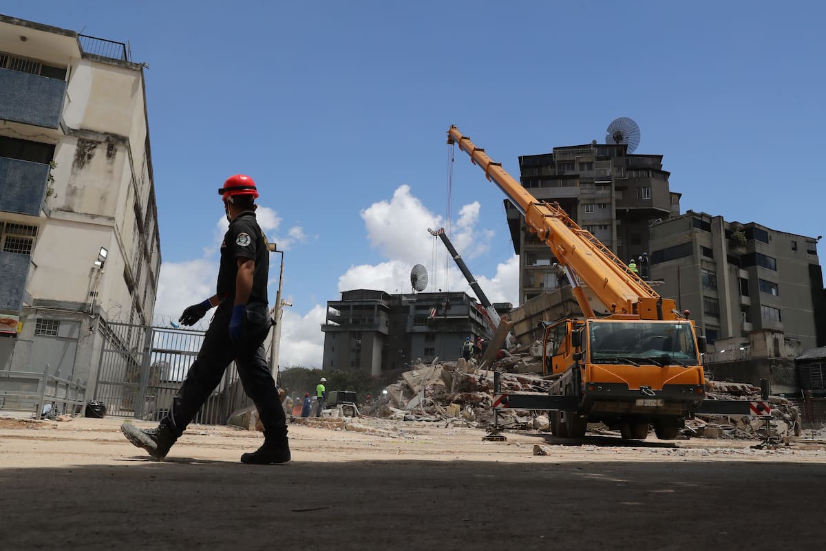Integrantes de cuerpos de rescate realizan operaciones de búsqueda en edificaciones afectadas este miércoles, en Caracas (Venezuela). El número de fallecidos por los terremotos de magnitud 7,2 y 7,5 ocurridos en Venezuela hace una semana se elevó a 2.295, mientras que la cantidad de heridos subió a 11.267, informó el presidente del Parlamento, Jorge Rodríguez. EFE/ Raúl Martínez