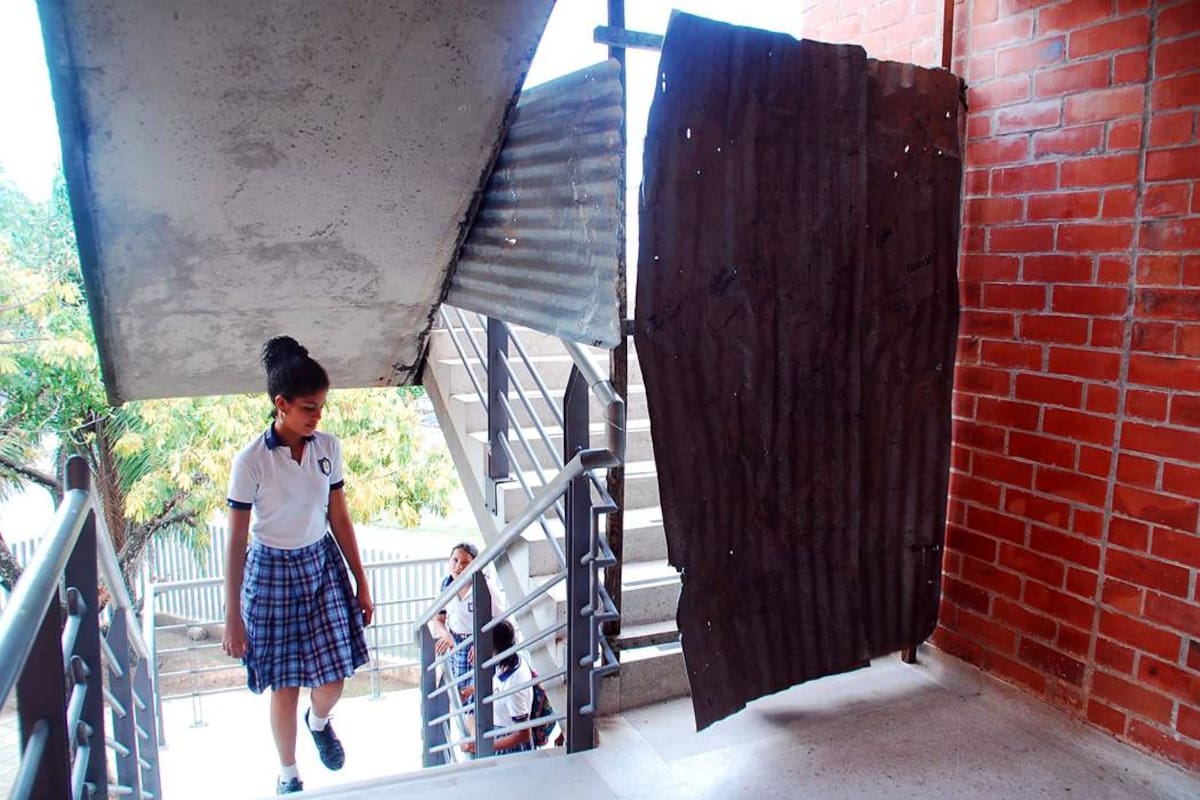 La afectación en la cubierta se advirtió por parte de las directivas del colegio Camilo Torres desde que la firma contratista entregó la obra hace cinco años. (Foto: Édgar Pernett/VANGUARDIA LIBERAL)