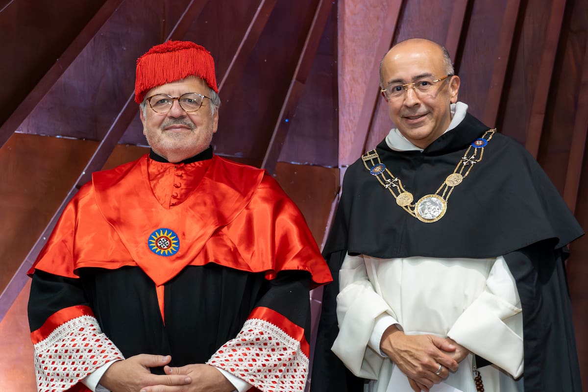 Doctor José Martínez Soria, homenajeado; y Fray Mauricio Antonio Cortes Gallego, rector de la Universidad Santo Tomás de Bucaramanga.