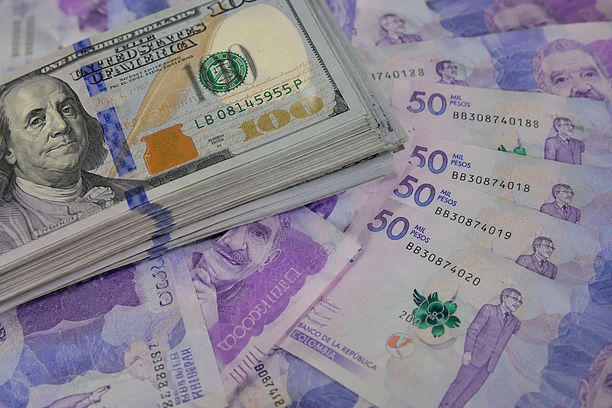 La divisa estadounidense cayó a $3.356,55, su nivel más bajo desde febrero de 2020. Analistas atribuyen el comportamiento a la fortaleza del peso colombiano y a las expectativas sobre la política monetaria en Estados Unidos. Foto en apoyo IA.