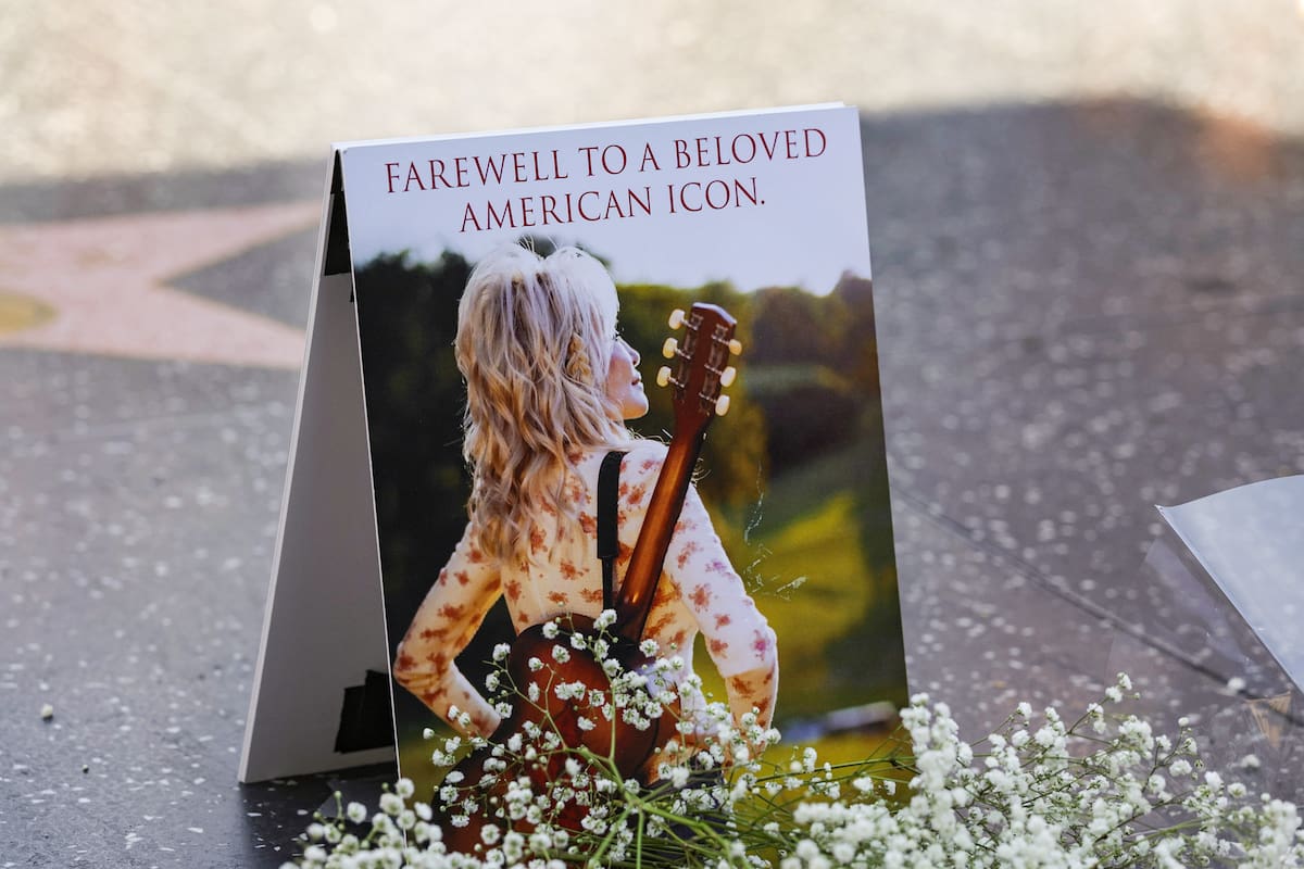 Las reproducciones de las canciones de Dolly Parton aumentaron más de 1.260 % en Spotify tras la muerte de la legendaria cantante de country, quien falleció a los 80 años después de enfrentar problemas de salud.