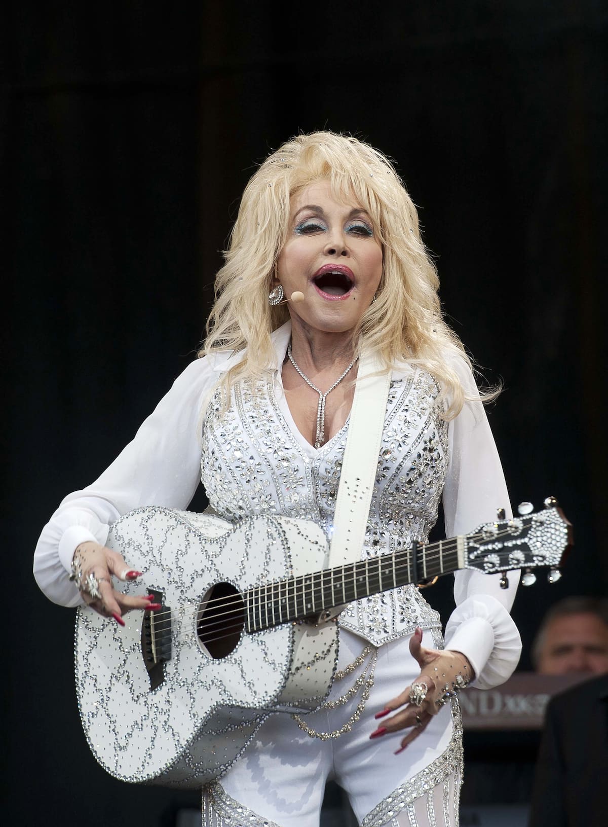 Foto de archivo de la cantante estadounidense Dolly Parton actuando en el escenario Pyramid del Festival de Artes Escénicas Contemporáneas de Glastonbury 2014, celebrado en Worthy Farm, cerca de Pilton, Somerset, Reino Unido, el 29 de junio de 2014 (reeditada el 25 de agosto de 2026). EFE/WILL OLIVER