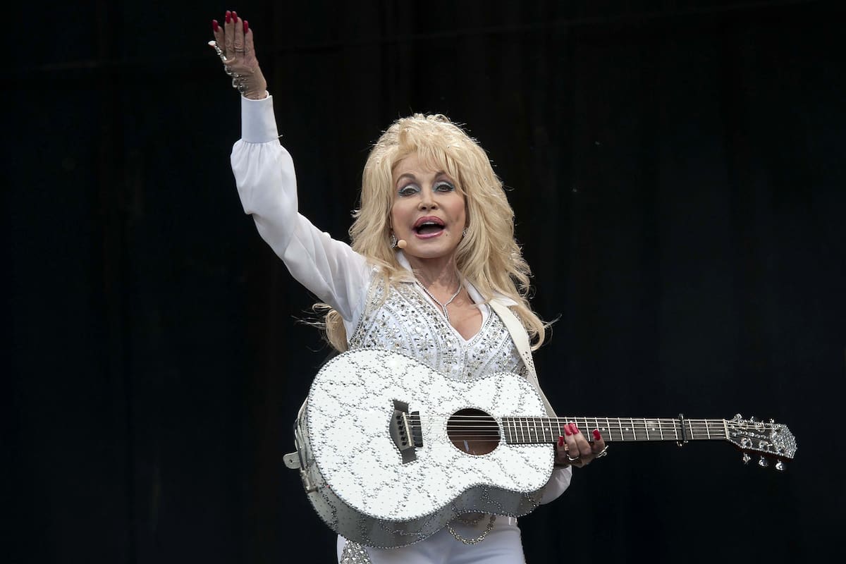 Foto de archivo de la cantante estadounidense Dolly Parton actuando en el escenario Pyramid del Festival de Artes Escénicas Contemporáneas de Glastonbury 2014, celebrado en Worthy Farm, cerca de Pilton, Somerset, Reino Unido, el 29 de junio de 2014 (reeditada el 25 de agosto de 2026). EFE/WILL OLIVER