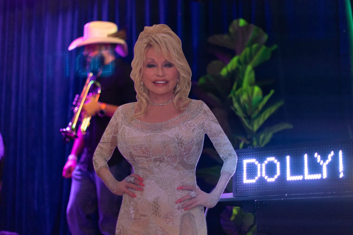 Fotografía que muestra una imagen de la cantante estadounidense Dolly Parton durante un homenaje este miércoles, en Dan Electro's Guitar Bar, en Houston (Estados Unidos). EFE/ Carlos Ramírez