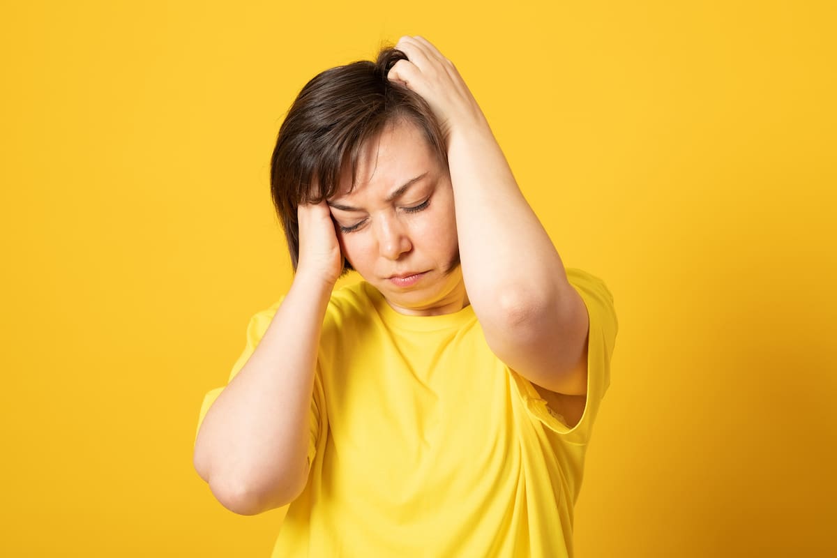 El dolor de cabeza intenso es uno de los síntomas de la fiebre amarilla.
