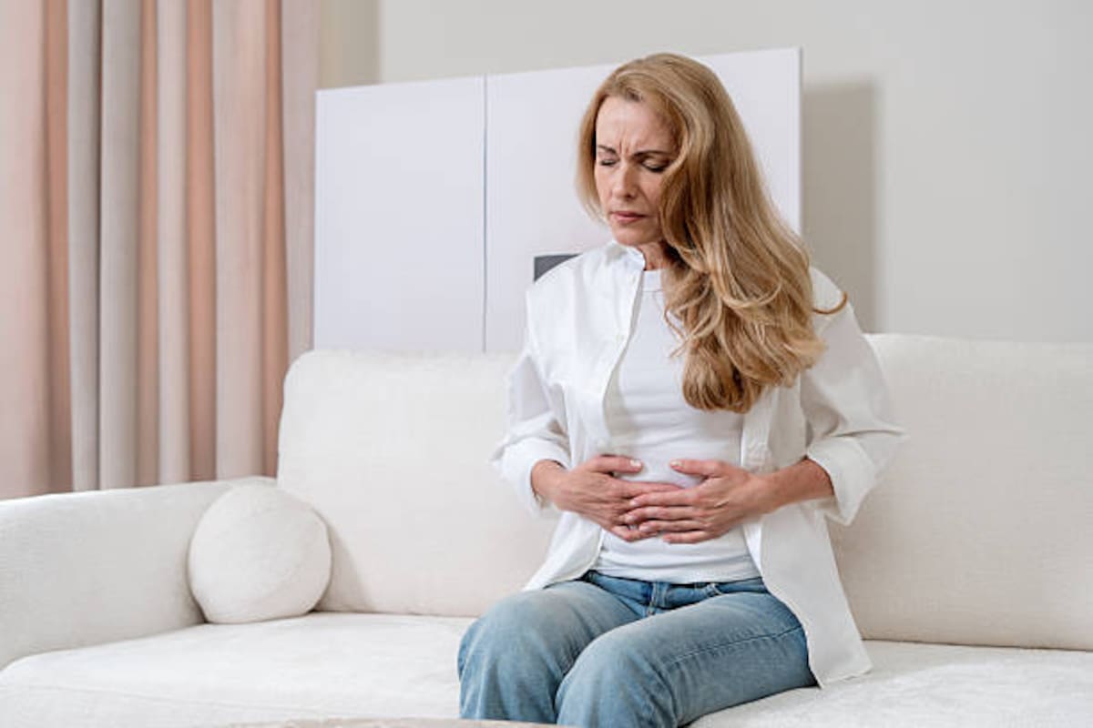 Un estudio revela la conexión entre hormonas y dolor intestinal femenino.