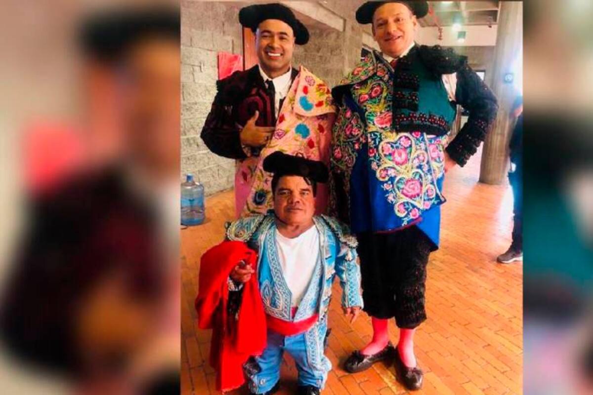 ‘Don Jediondo’ subió una imagen en la que aparece junto a Óscar Monsalve (Risaloca) y el fallecido Betancourt, los tres vestidos como toreros. Internet / VANGUARDIA