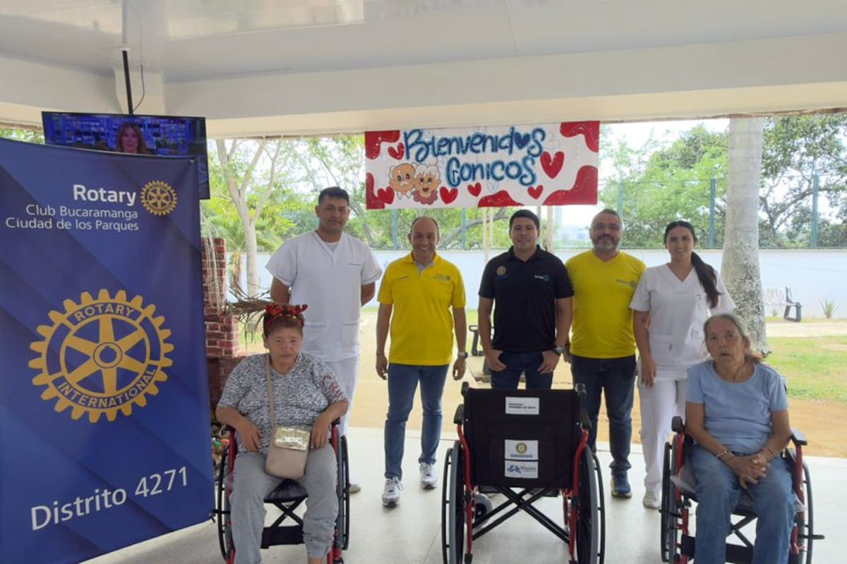 Andrés Gómez Ocampo, Past Gobernador; Dr. Ángel Joves, presidente del CR Bucaramanga Ciudad de la Parques; Dr. Édgar Albarracín, subdirector Administrativo del Hospital Psiquiátrico San Camilo y personal de enfermería. Suministrada / VANGUARDIA