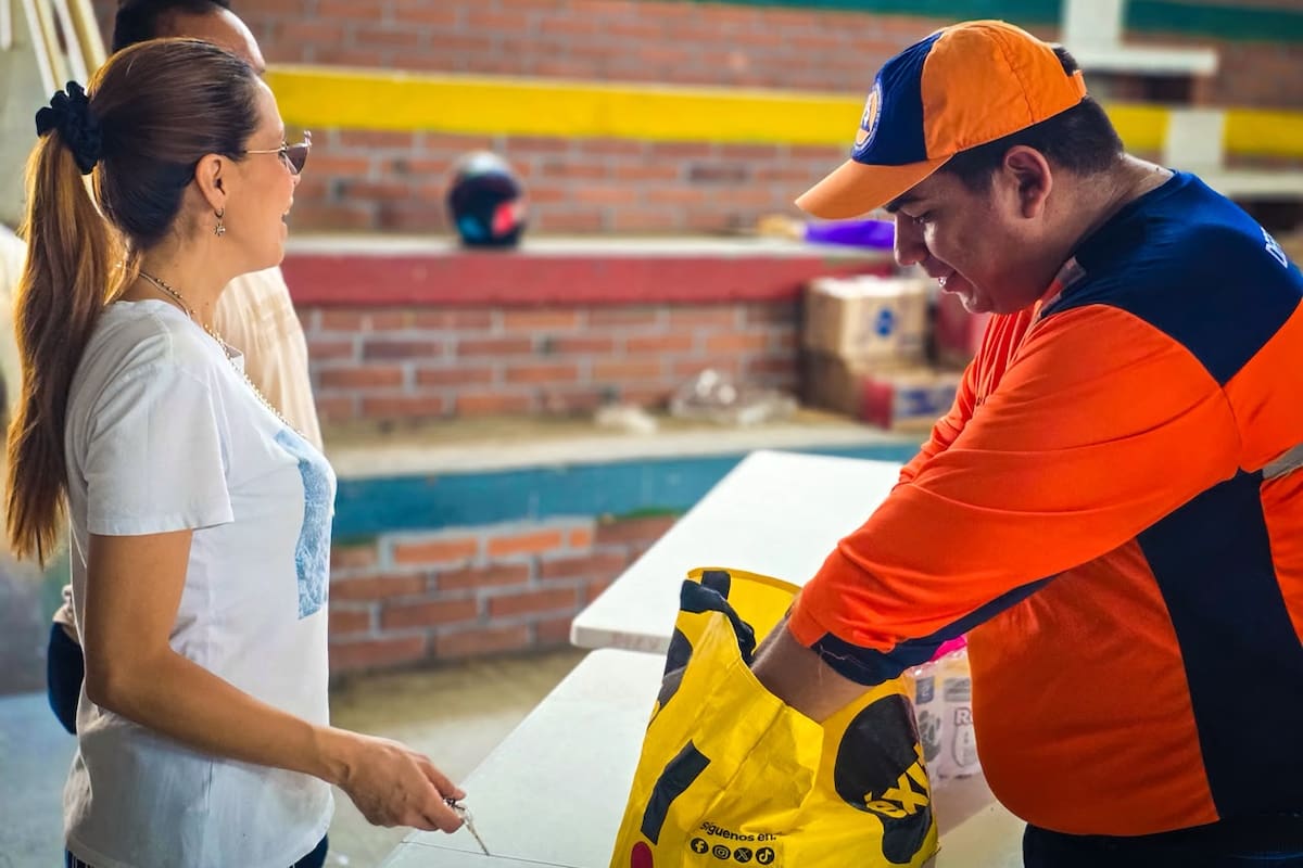 Empresas, colegios y familias llegaron desde las primeras horas a los puntos de acopio habilitados en Piedecuesta con alimentos no perecederos y elementos de primera necesidad.