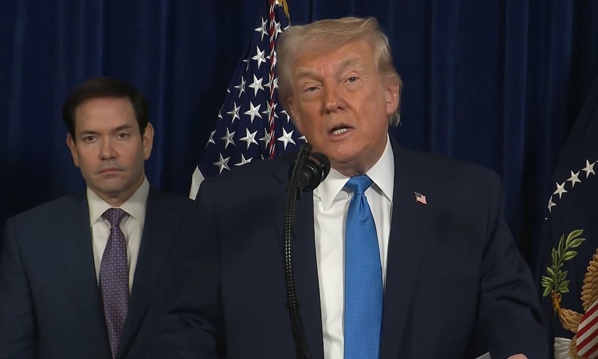 Captura de video tomada de una transmisión de La Casa Blanca del presidente de Estados Unidos, Donald Trump, junto al secretario de Estado Marco Rubio, durante una declaración este sábado, desde Palm Beach (FL, EE.UU.). EFE/ La Casa Blanca /