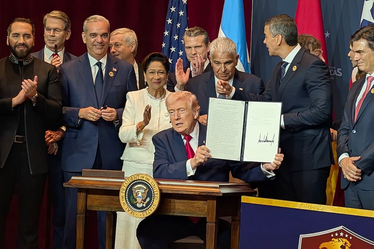 El presidente de Estados Unidos, Donald Trump (c), muestra un docuemento junto a mandatarios latinoamericanos en la cumbre bautizada como "Escudo de las Américas" este sábado en Miami. /EFE - Eduard Ribas.