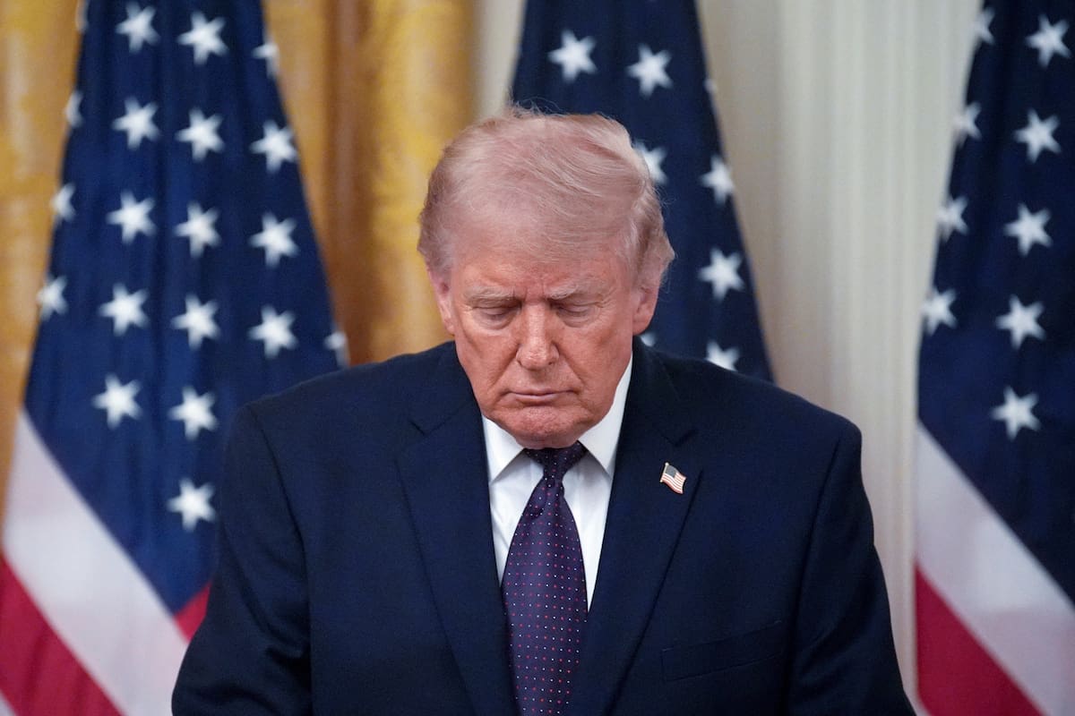 El presidente Donald Trump acudió al Centro Médico Militar Walter Reed, buscando reafirmar su buen estado de salud a pocos días de su cumpleaños número 80. EFE / VANGUARDIA