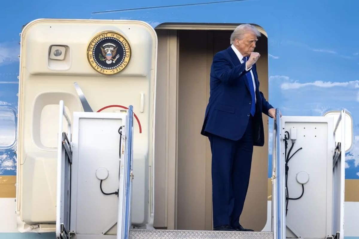 Fotografía de archivo del presidente de Estados Unidos, Donald Trump, al bajar del avión Air Force One. EFE/Cristóbal Herrera.