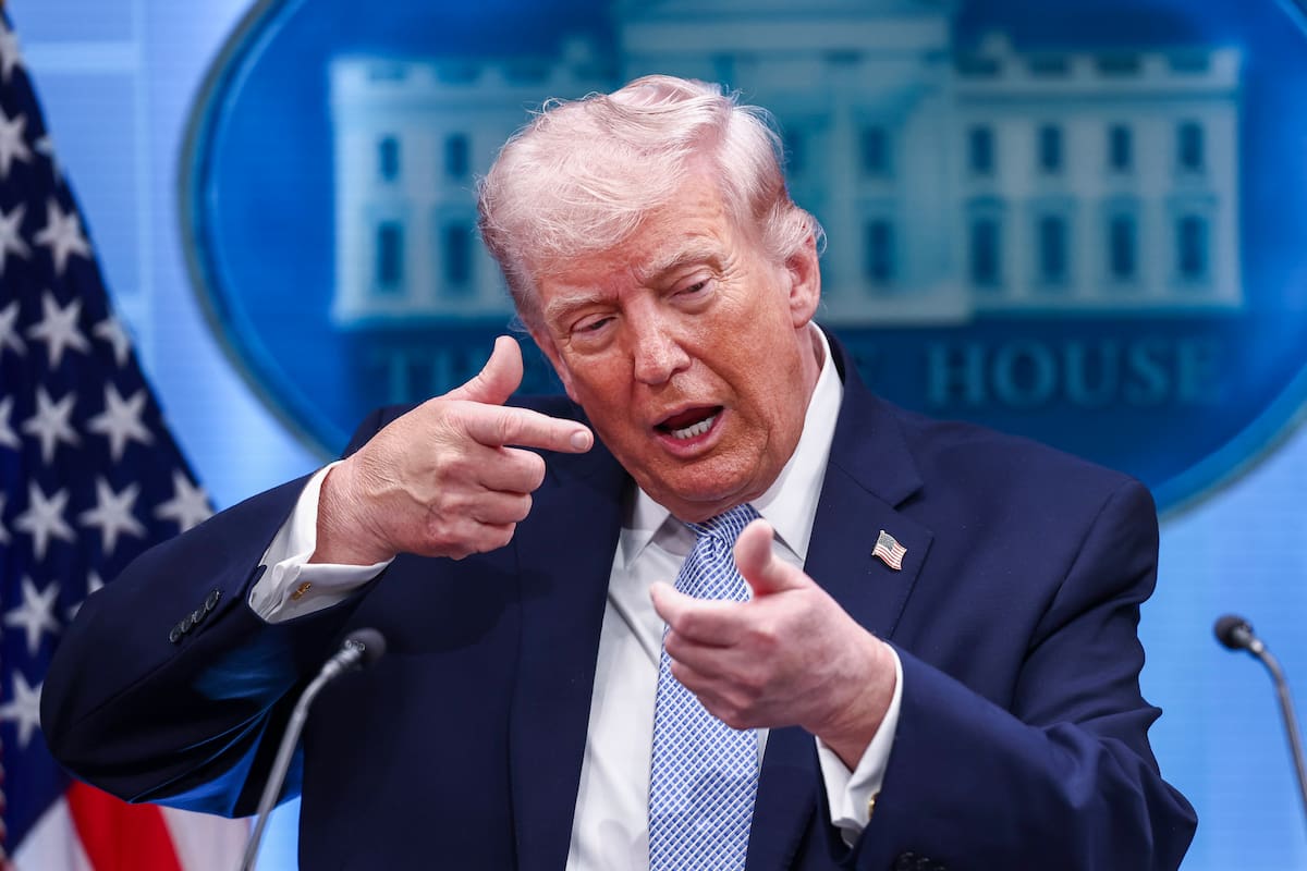 El presidente estadounidense Donald Trump gesticula mientras responde a una pregunta de los medios de comunicación durante una rueda de prensa sobre Irán desde la Casa Blanca en Washington. DC. //EFE-JIM LO SCALZO.