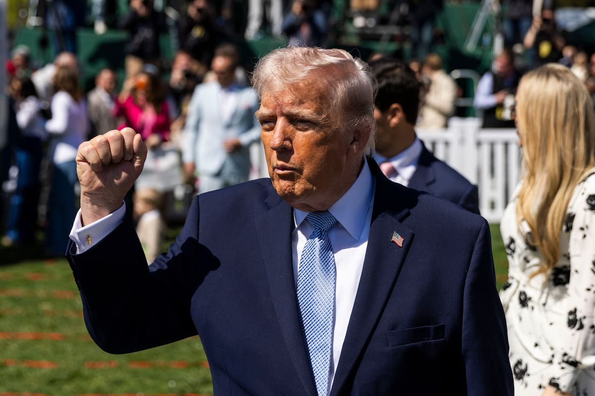 El presidente estadounidense Donald Trump asiste al tradicional evento de búsqueda de huevos de Pascua en la Casa Blanca. //EFE - JIM LO SCALZO.