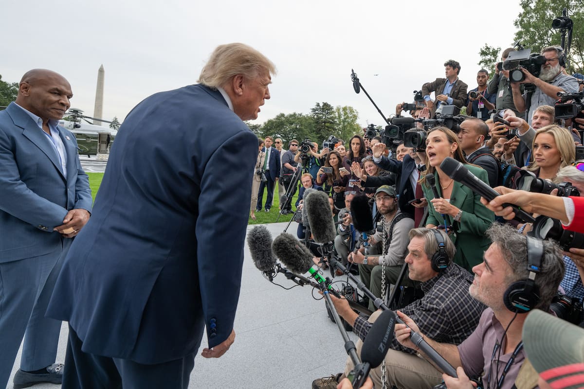 El presidente de EE.UU., Donald Trump (c), fue captado este 9 de octubre, al atender a la prensa, junto al excampeón mundial de boxeo Mike Tyson (i), en los jardines de la Casa Blanca, en Washington DC (EE.UU.). EFE/Aaron Schwartz/Pool