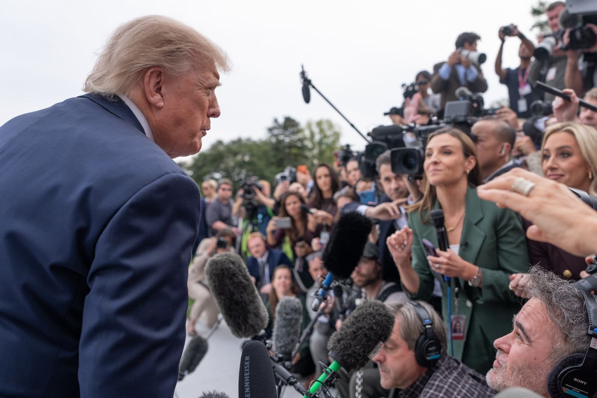 Washington (United States), 10/10/2026.- US President Donald Trump speaks to members of the media on the South Lawn of the White House before boarding Marine One in Washington, DC, USA, 09 October 2026. Trump is heading to Syracuse on Friday to boost Republican gubernatorial candidate Bruce Blakeman, who is trailing Governor Kathy Hochul in polls ahead of November's election. (Elecciones, Siracusa) EFE/EPA/Aaron Schwartz / POOL