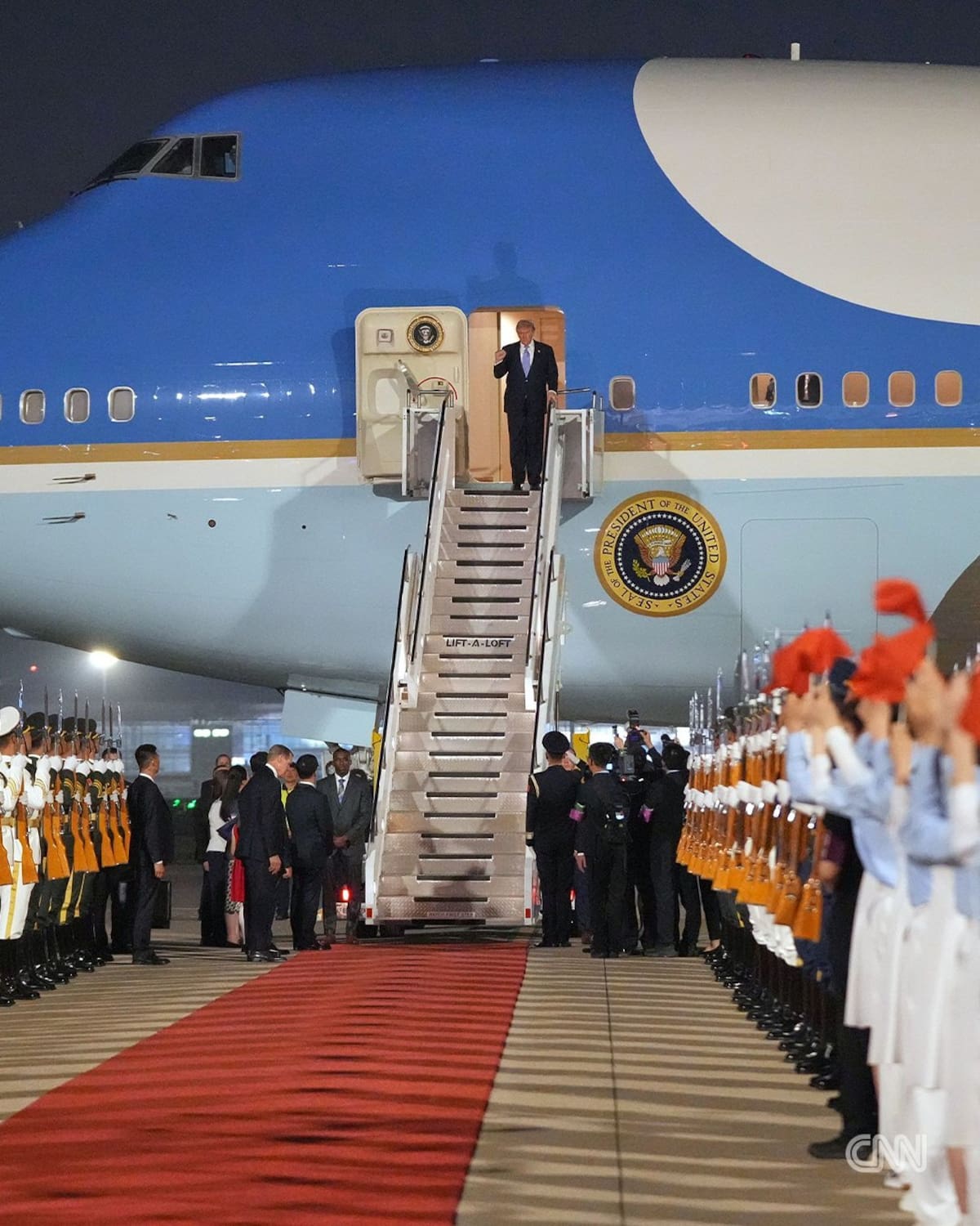 Donald Trump ha aterrizado en China para reunirse con Xi en una visita de Estado de varios días.