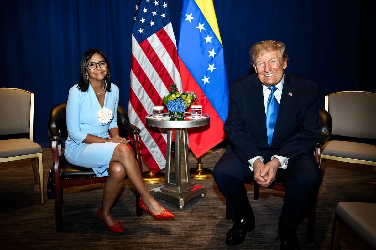 Fotografía difundida en la cuenta oficial de Telegram Prensa Presidencial de Venezuela en la que muestra a la presidenta interina de Venezuela, Delcy Rodríguez (i), posa junto al presidente de Estados Unidos, Donald Trump, este martes en un encuentro que supone un acercamiento inédito entre Washington y Caracas, en Nueva York (Estados Unidos). EFE/ Prensa Presidencial de Venezuela /SOLO USO EDITORIAL/ SOLO DISPONIBLE PARA ILUSTRAR LA NOTICIA QUE ACOMPAÑA (CRÉDITO OBLIGATORIO)