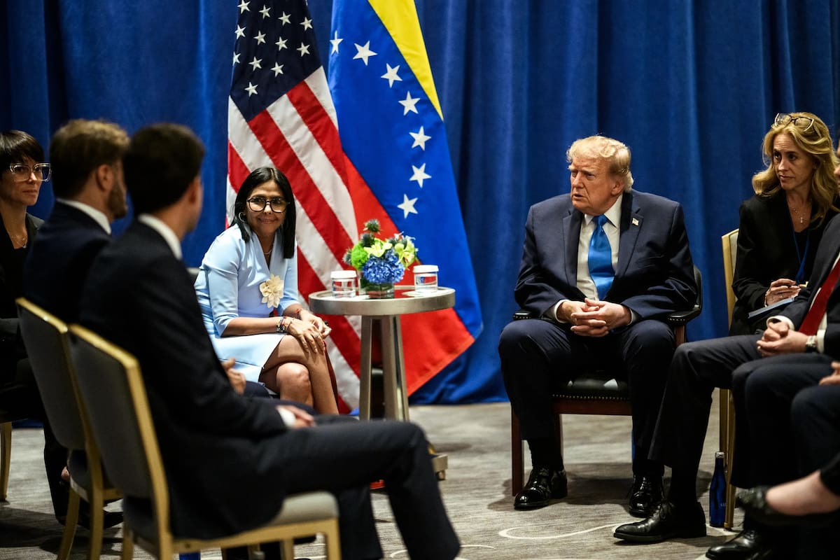 Fotografía difundida en la cuenta oficial de Telegram Prensa Presidencial de Venezuela en la que muestra a la presidenta interina de Venezuela, Delcy Rodríguez (c-i), hablando con el presidente de Estados Unidos, Donald Trump (c-d), este martes en un encuentro que supone un acercamiento inédito entre Washington y Caracas, en Nueva York (Estados Unidos). EFE/ Prensa Presidencial de Venezuela /SOLO USO EDITORIAL/ SOLO DISPONIBLE PARA ILUSTRAR LA NOTICIA QUE ACOMPAÑA (CRÉDITO OBLIGATORIO)