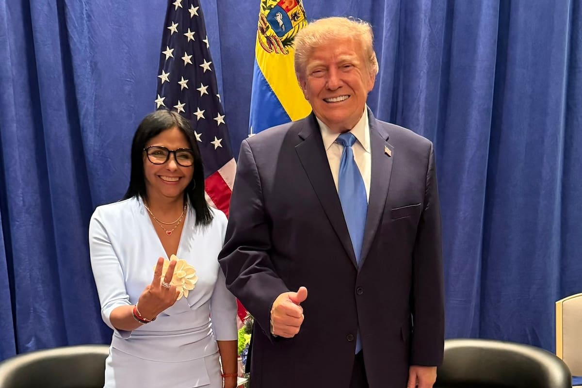 La presidenta interina de Venezuela, Delcy Rodríguez, posando junto al presidente de EE.UU., Donald Trump, un encuentro que supone un acercamiento inédito entre Washington y Caracas. // Foto: EFE/ @delcyrodriguezv