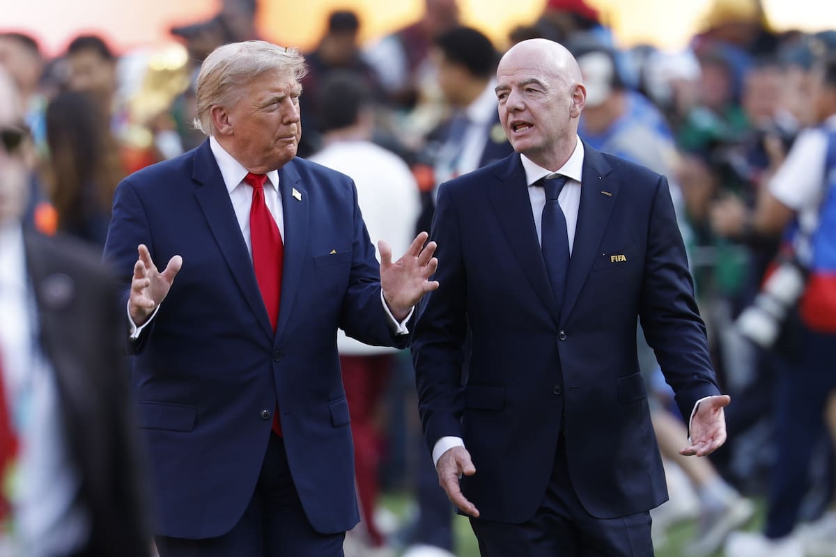 El presidente de Estados Unidos, Donald Trump, junto a Gianni Infantino, presidente de la FIFA. // Foto: EFE/EPA/SHAWN THEW