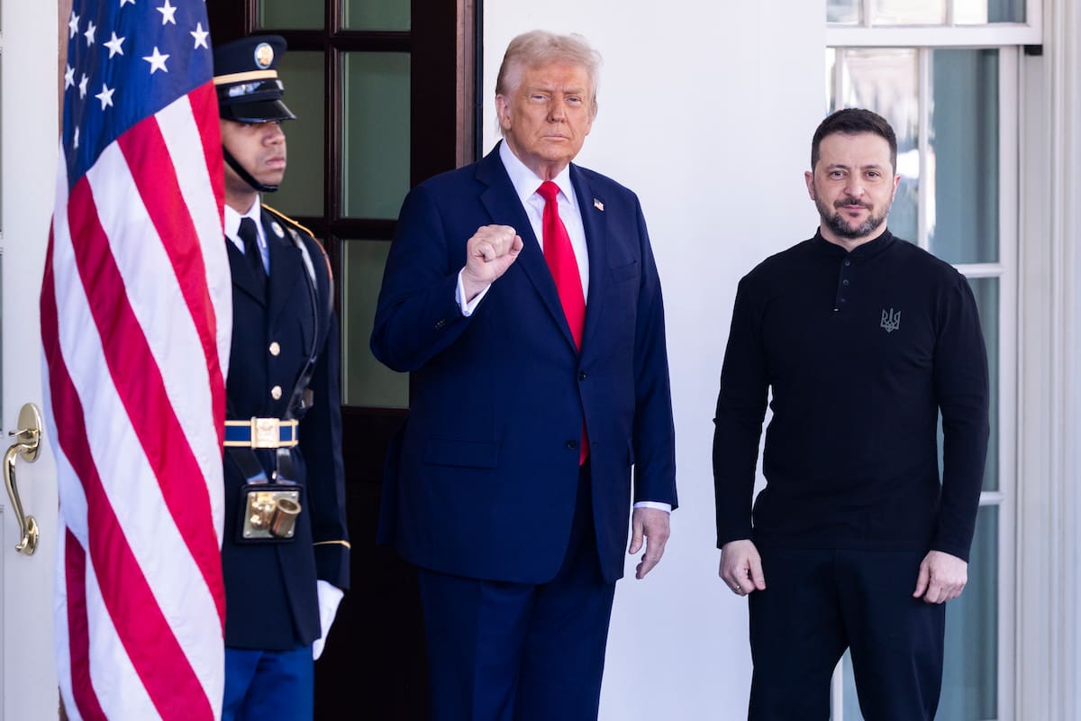 El presidente de Estados Unidos, Donald Trump, posando junto al presidente ucraniano, Volodymyr Zelensky, en la Casa Blanca. //EFE - SHAWN THEW.