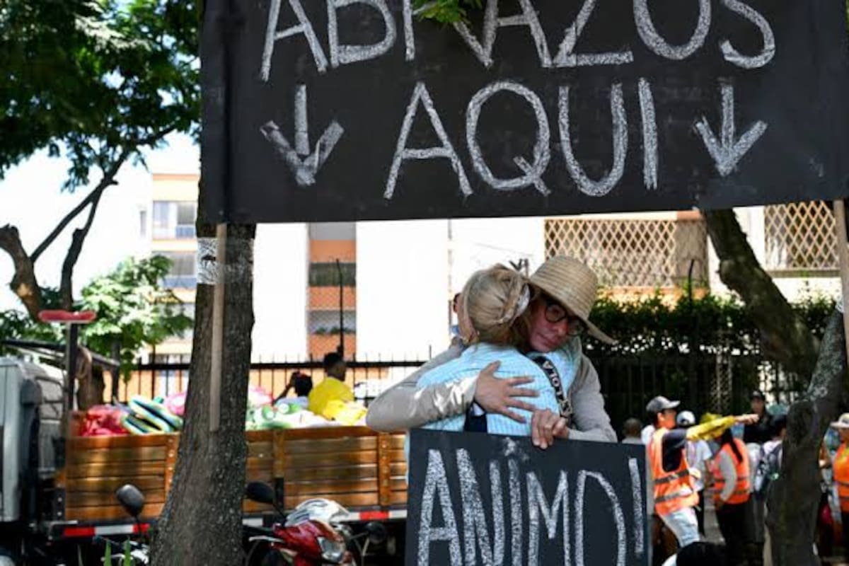El músico Andrés Solomon consuela a una mujer en un puesto de abrazos en Cali, Colombia, el 13 de agosto de 2026, tres días después del terremoto de magnitud 7.4 Foto: Raúl Arboleda / AFP